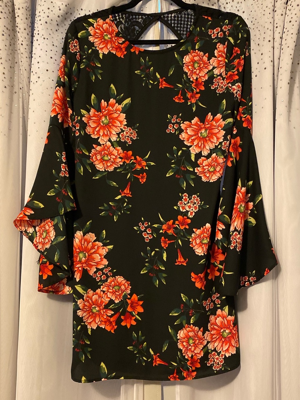 MI AMI FRANCESCA’S NWT SIZE XS BLACK WITH FLORAL PRINT & OPEN TOP BACK OF DRESS